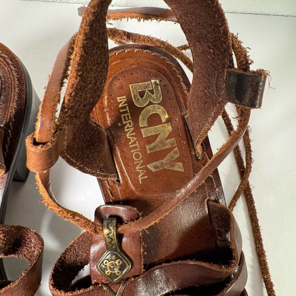 Vintage BCNY International Brown Leather Sandals Ankle Straps Gold Details - Picture 5 of 9